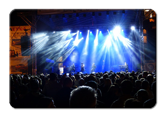 様々なシーンのピークに向けて盛り上げていく曲調