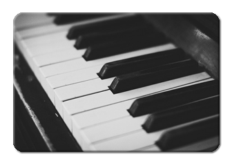 ストリングス、ピアノなど生楽器主体のサウンド